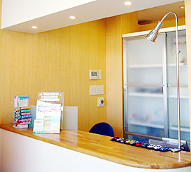 ①受付②待合室③診療スペース