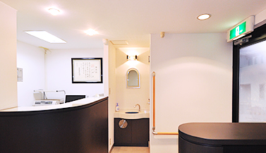 ①外観②受付③待合室