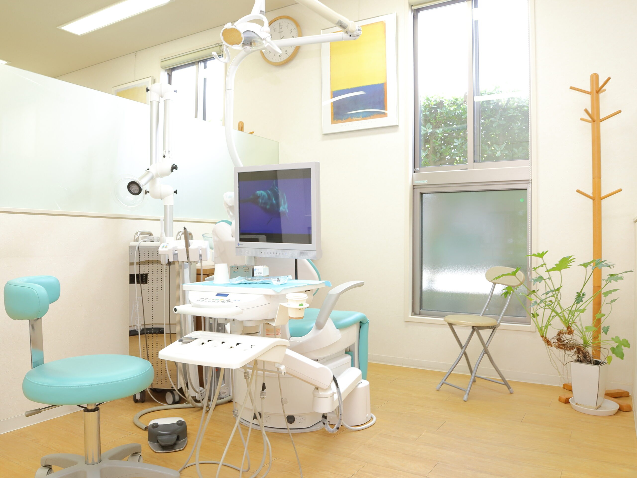 ①外観②待合室③診療室