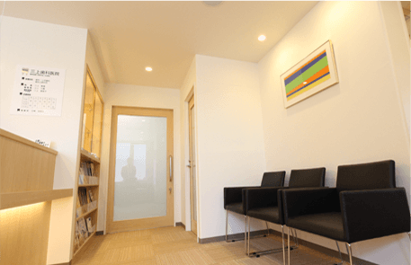 ①クリニック外観②待合室③診療チェア