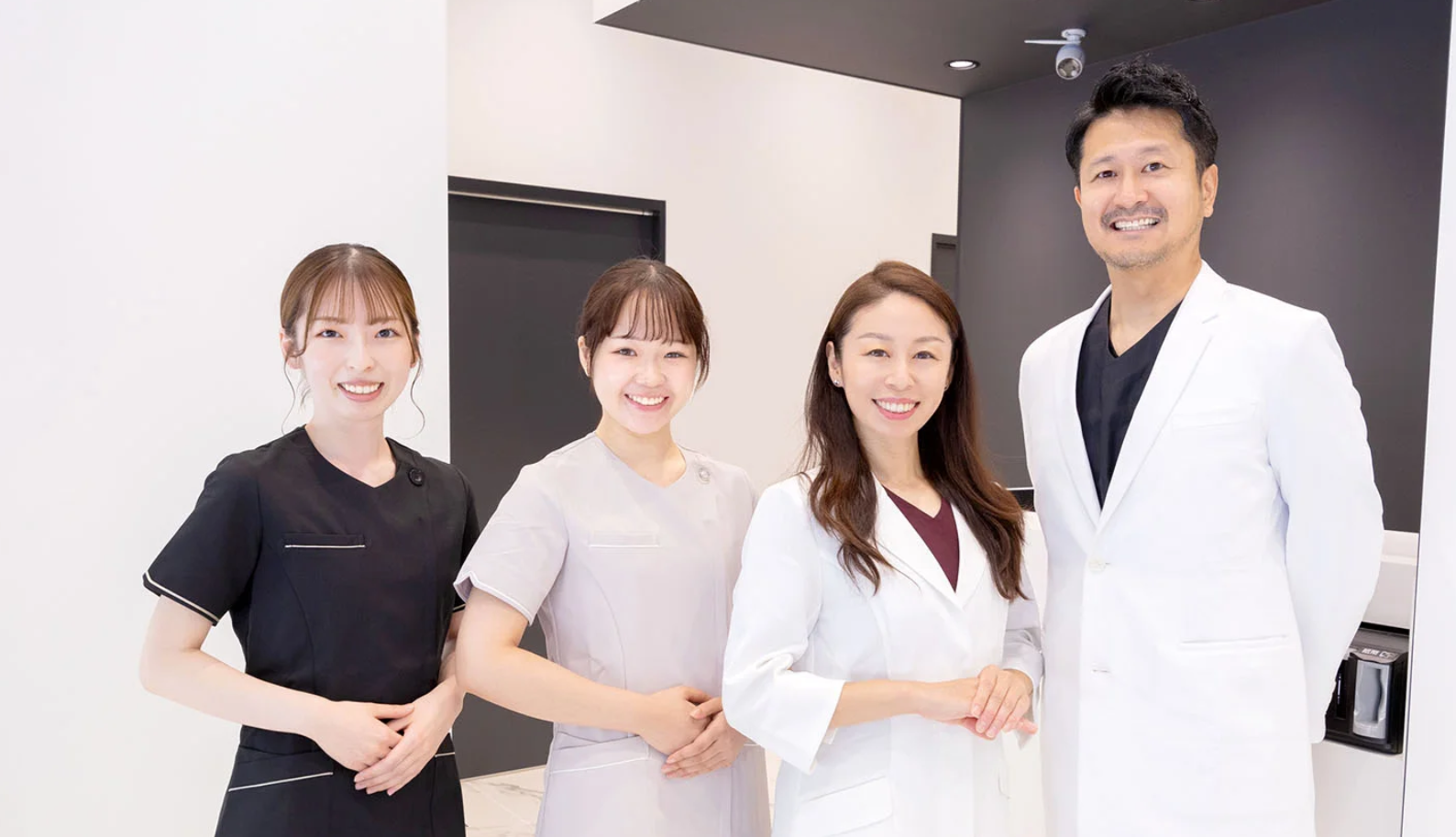 明るく清潔感のあるスタッフたちが治療に臨みます