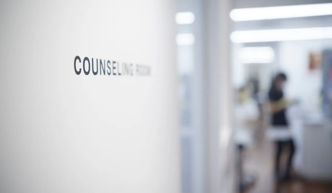 ①カウンセリング風景 ②カウンセリングルーム ③エントランス