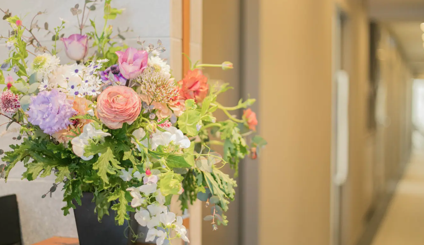 随所に季節のお花を配置しております