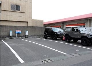 ①医院外観②待合室③駐車場