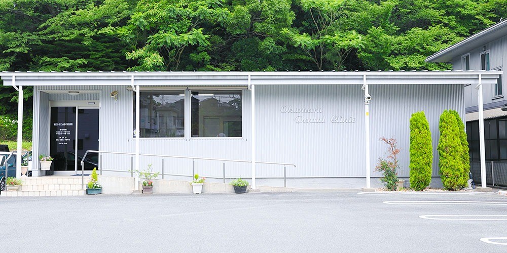 ①クリニック外観　②受付・待合室　③診療室