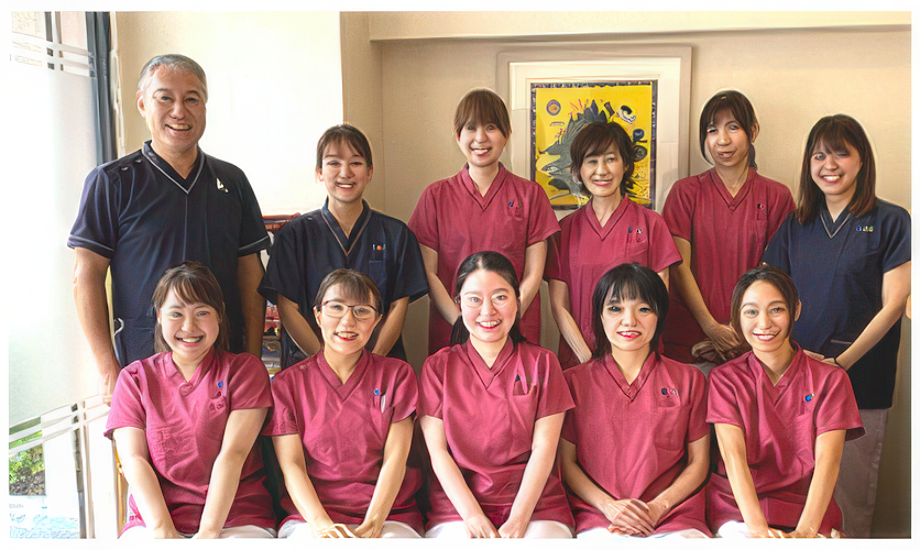 ①医院外観②待合室③医院スタッフ