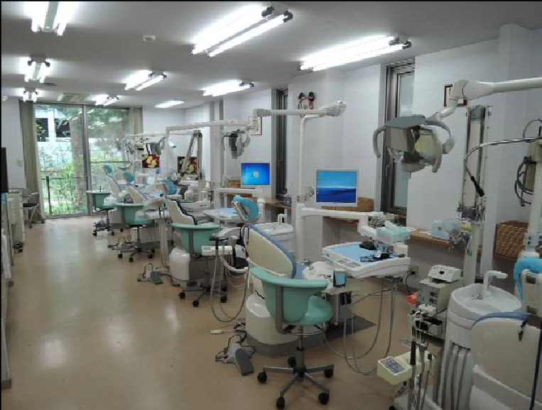 ①外観②受付③診療室