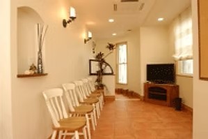 ①外観②待合室③診療室