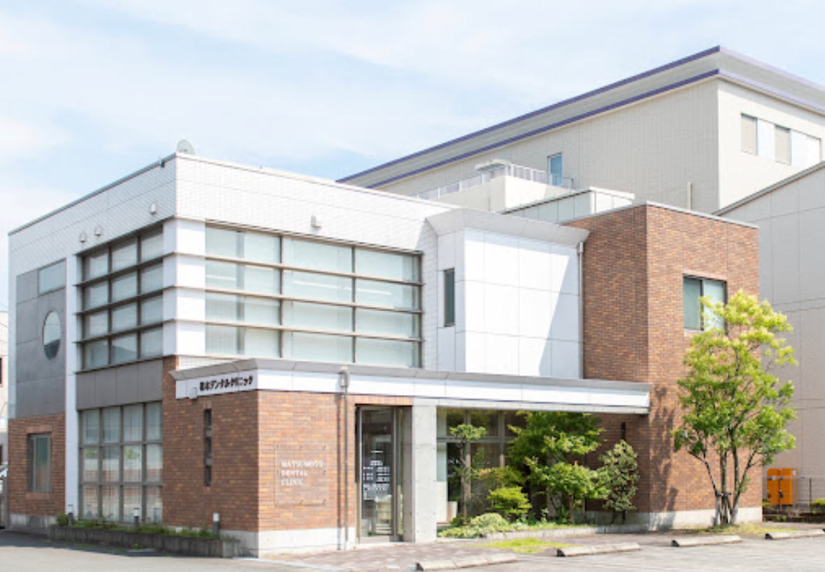 ①クリニック外観　②受付・待合室　③診察チェア