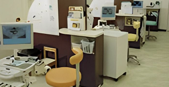 ①クリニック外観②待合室③診療チェア