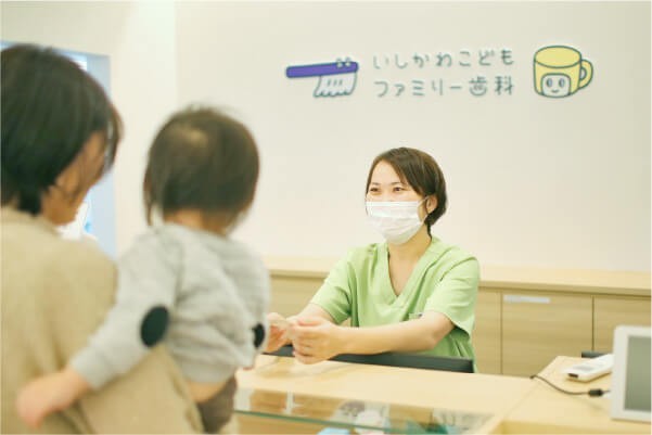 ①外観　②受付　③診療室