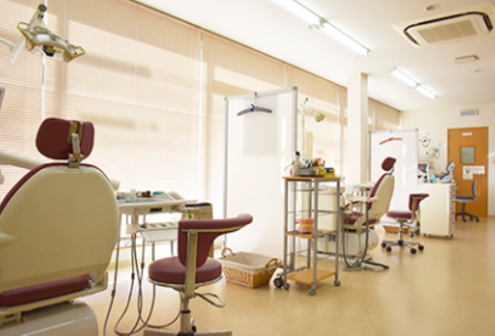 ①受付　②診療室