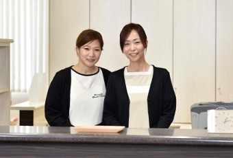 セラミックによる自然な見た目の修復で、笑顔に自信を