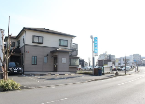 ①クリニック外観　②入口　③待合室