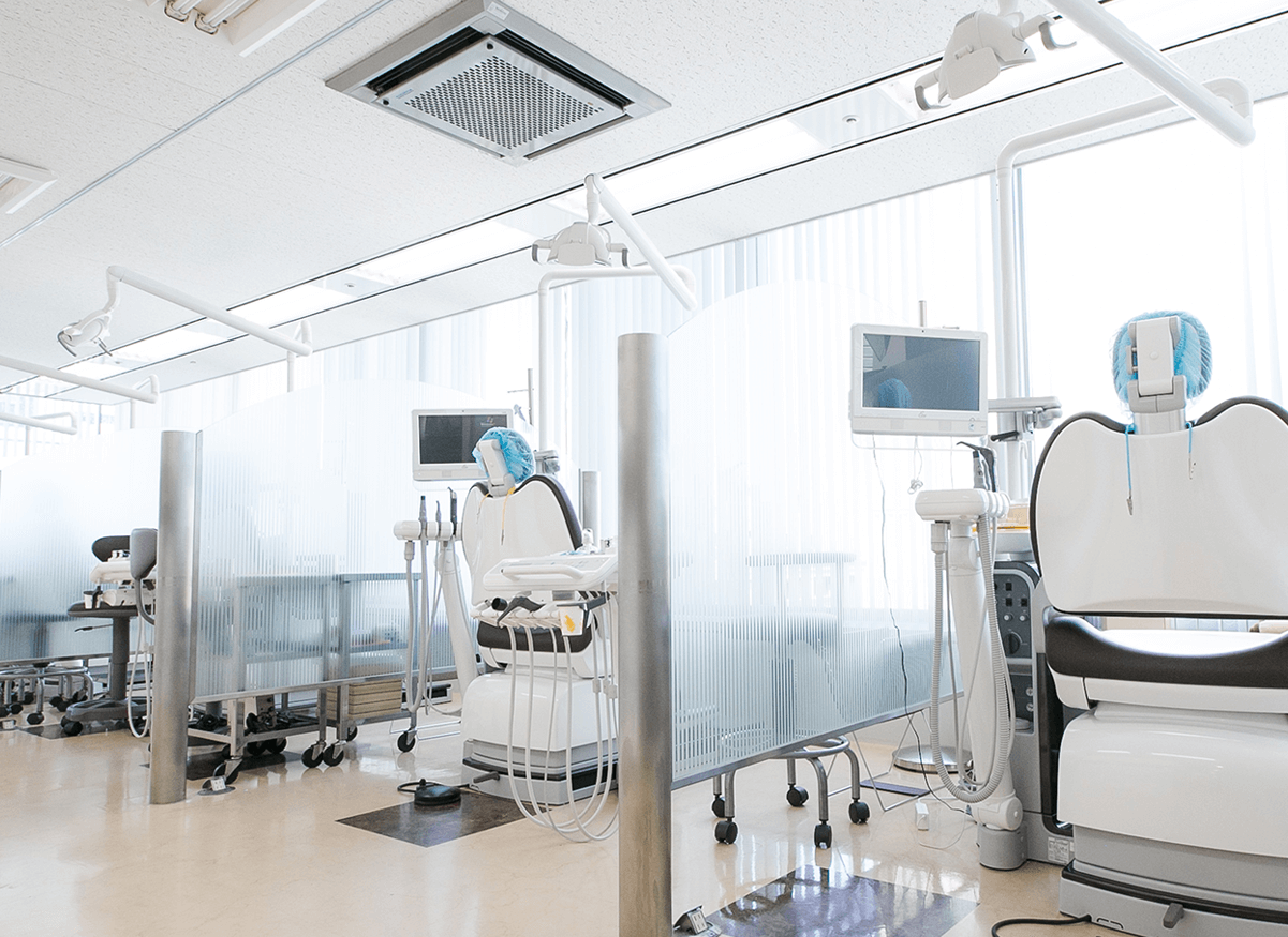 ①診療室　②診療室　③院内風景