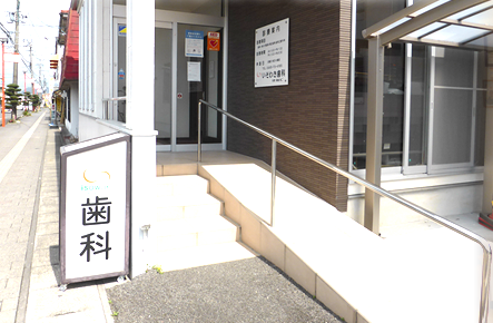 ①医院外観②院長