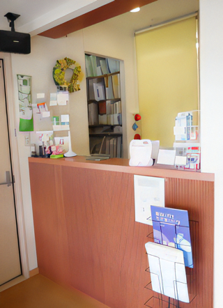 ①クリニック外観　②受付　③待合室