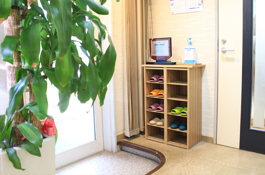 ①外観②入口③受付