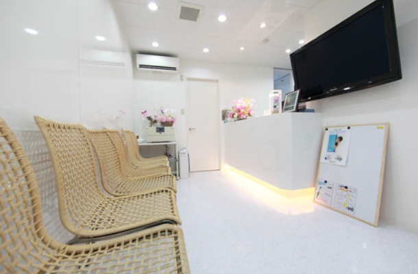 ①外観②待合室③診療室