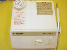 歯面清掃器を使用してクリーニングを行います