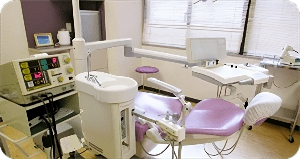 ①クリニック外観②診療チェア③受付