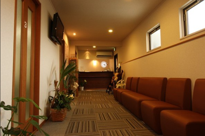 ①クリニック外観　②受付・待合室　③診察室