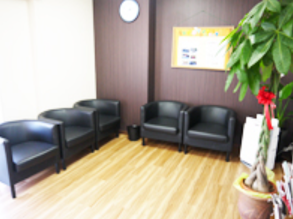 ①クリニック外観　②受付　③待合室