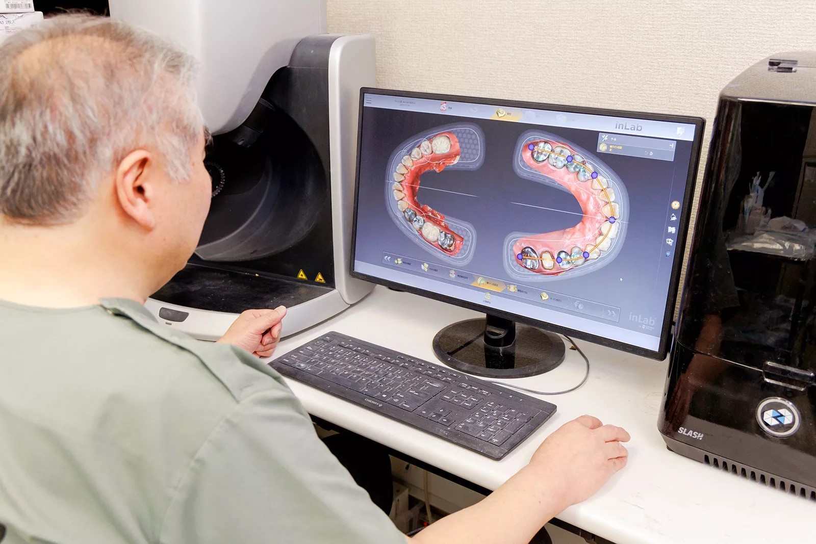 院内の歯科技工士と連携をとっています