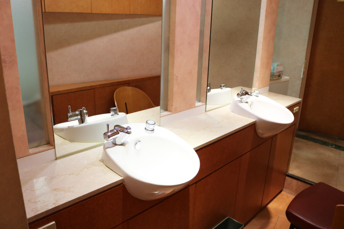 ①受付②歯磨きスペース③診療室