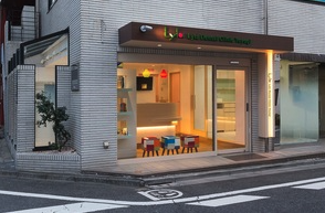 ①治療の様子、②外観、③キッズスペース