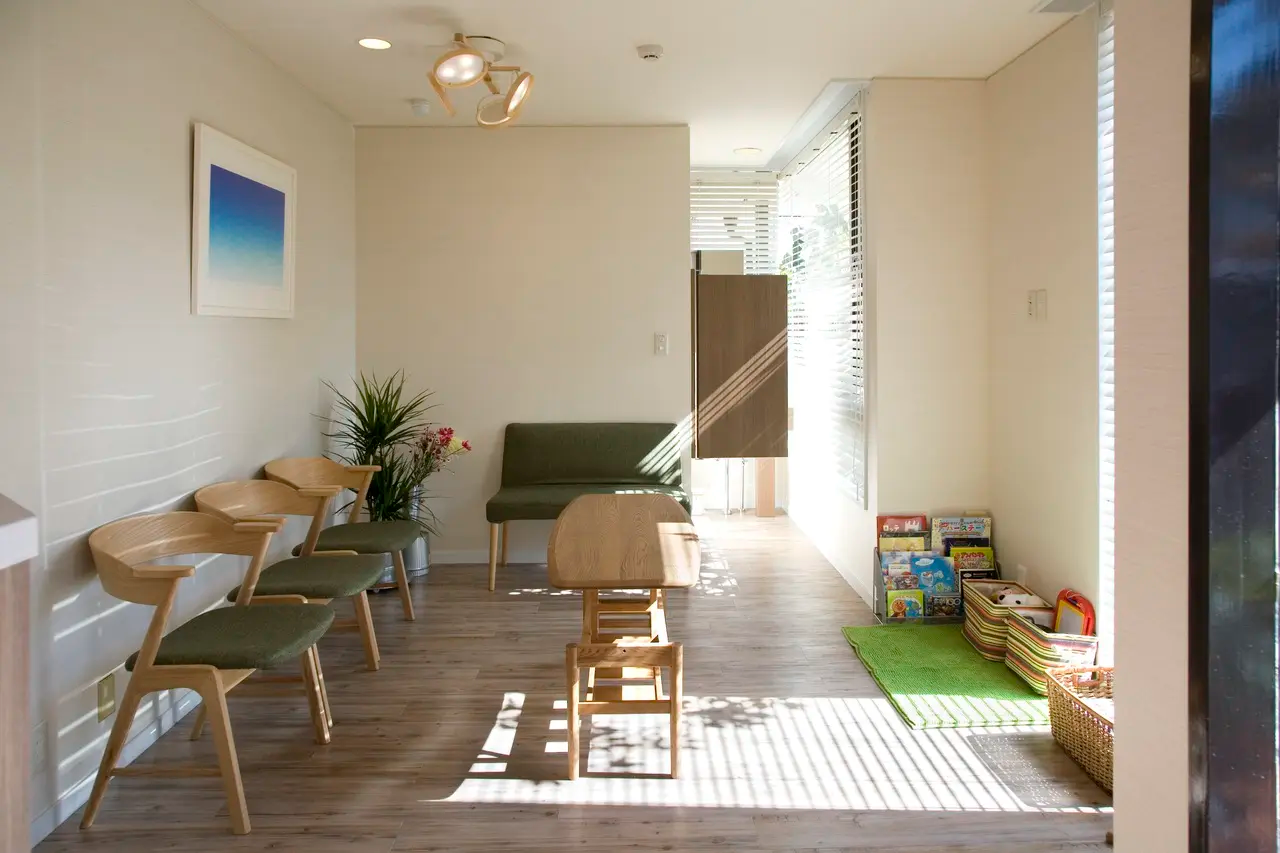 ①外観②受付③診療スペース