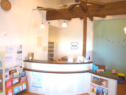 ①お気軽にご相談ください②明るい雰囲気の受付③キッズスペースも完備しております
