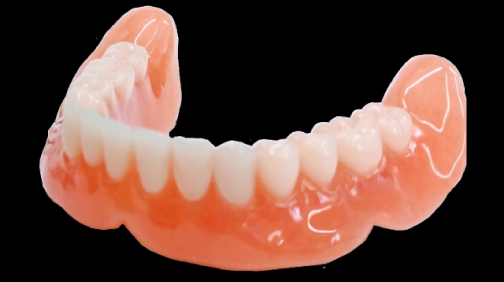 入れ歯の新規作成だけでなく、使用中の義歯の調整にも力を注いでいます。