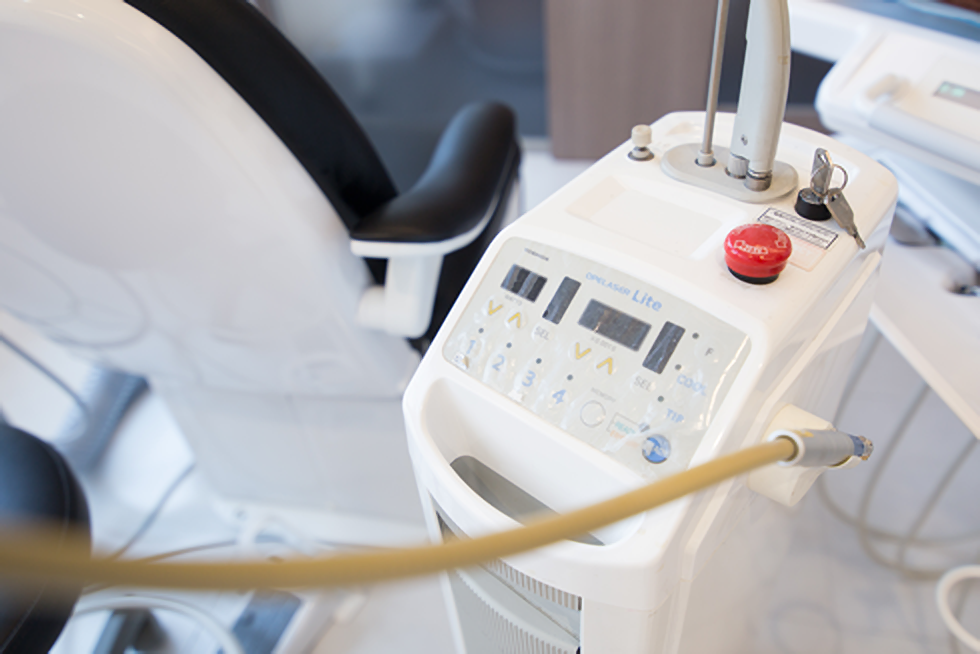 特殊なレーザーを歯の治療に役立てます