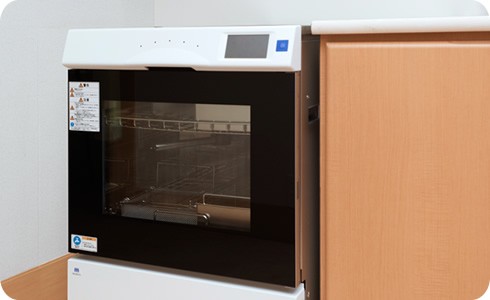 器具除染用洗浄器により治療機器を確実に洗浄・除菌しています