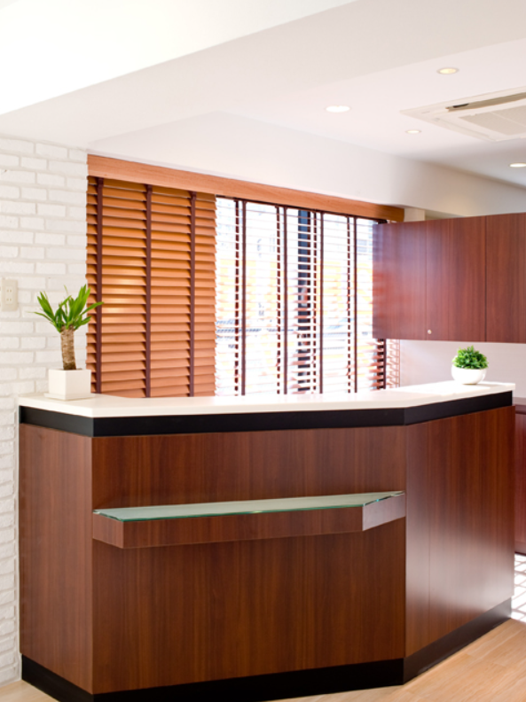 ①クリニック外観　②受付　③待合室