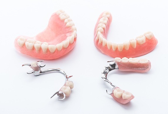 入れ歯を新しく作りたい方はもちろん、現在お使いの入れ歯の調整や修理にも対応しています。