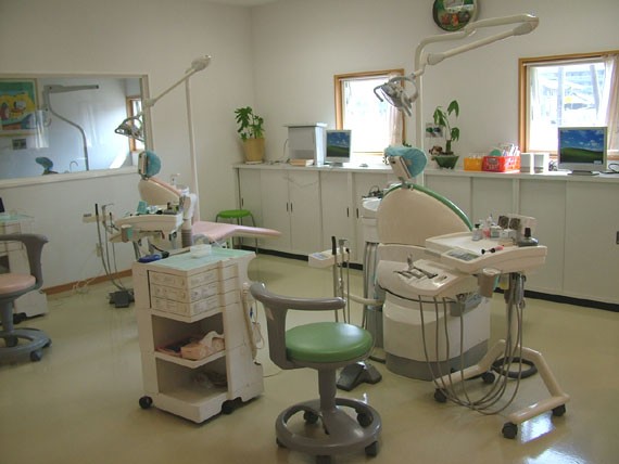 ①外観②待合室③診察室