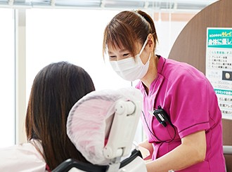 歯の生え方に合ったみがき方や仕上げみがきの方法も案内し、ご家庭で無理なく続けられるケアにつなげています。