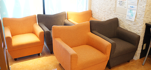 ゆったりとしたソファーでリラックスして治療をお待ちください