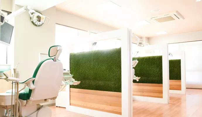 【西船橋駅 北口から徒歩3分】【月曜・水曜は19時まで／火曜・金曜・土曜は18時まで診療】【日本口腔インプラント学会 所属】精密な補綴治療と高度なインプラント治療で噛めると見た目を両立するパステル歯科医院