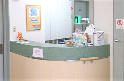 ①クリニック入口②受付③診療スペース