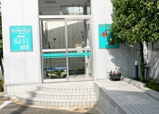①クリニック外観②スロープ③駐車場
