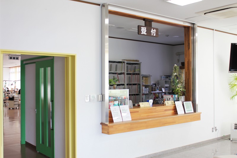 ①クリニック外観　②待合室　③受付