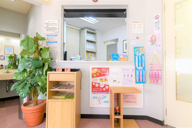 ①医院外観②受付③待合室