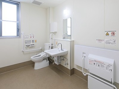 院内の多目的トイレは車イスのまま入れます