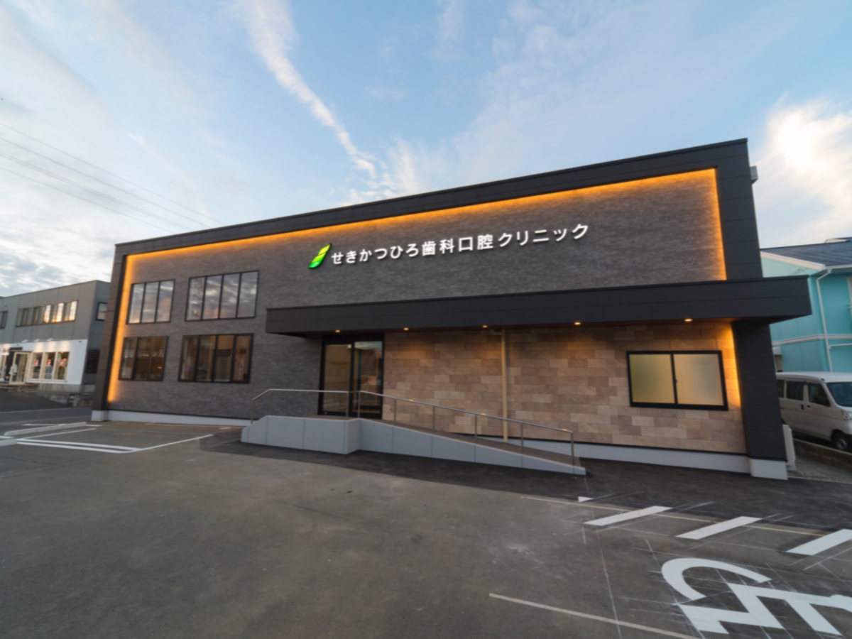 ①医院外観②診療室③スタッフ集合写真