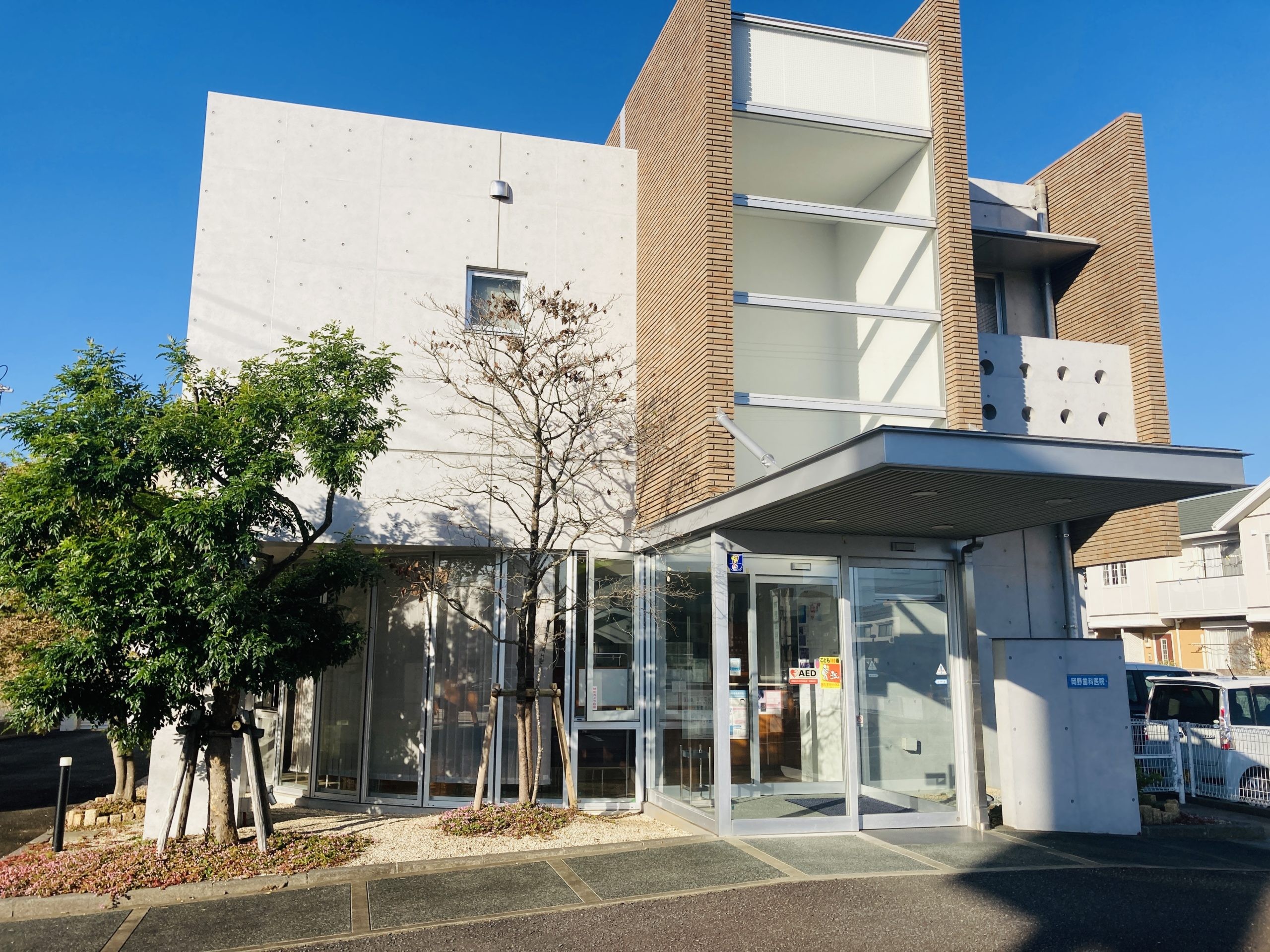 ①外観②待合室③診療風景
