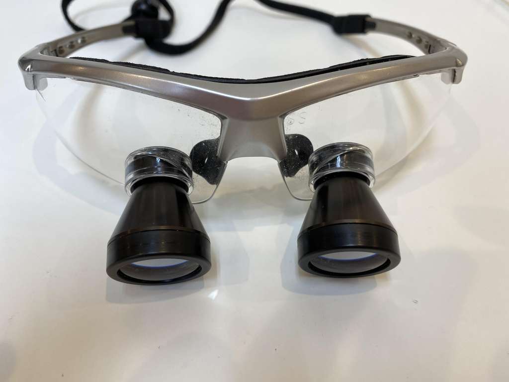 歯科衛生士が使用する拡大鏡