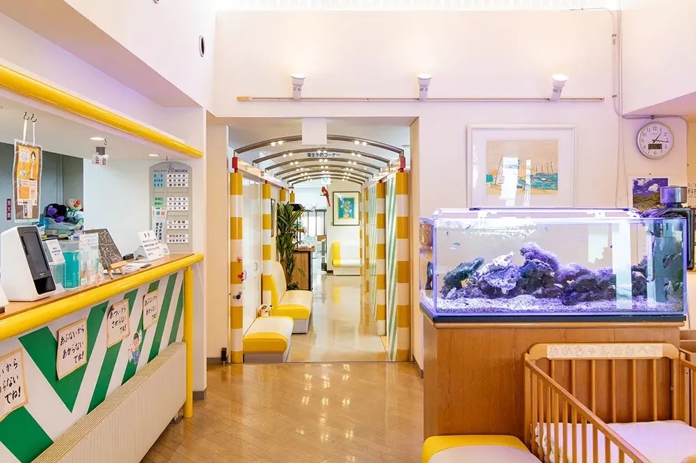 ①外観②待合室③物販コーナー